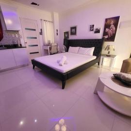Sheryll Escapes - Kandi studio, 6th floor, outdoor seating, smoking area!