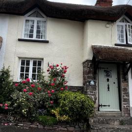 Cosy Nook thatched cottage with Exmoor views, hotel en North Molton