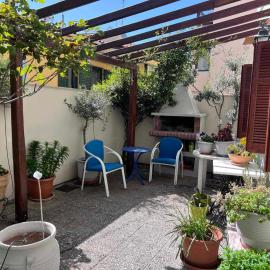 Retro House with Garden in Anopoli, hotel in Thessaloniki