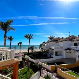Bungalow on the beach 15 minutes from Valencia, Hotel in Valencia