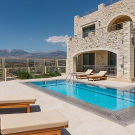 Villa Ovgoro - Luxury 3-Level Villa with Heated Pool, Jacuzzi and Panoramic Views, hotel a Kamilari