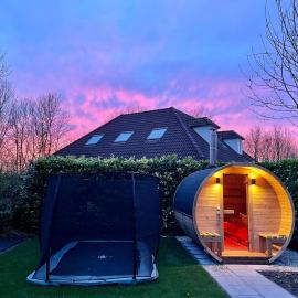 Newly renovated luxurious Villa / hottub / sauna / 7 bedrooms, hotel in Zeewolde