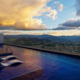 Skyline 20th Floor Studio with Pool, AC & Free Parking, hotel din Curridabat