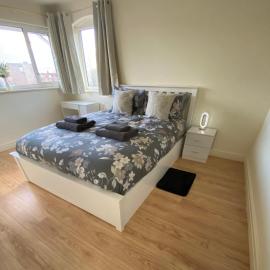 3 Bed House - Sleeps 6 - Garden - Parking - Wifi