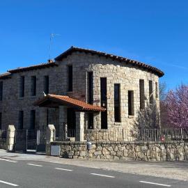 Alojamientos La Dehesa, hotel di El Berrueco