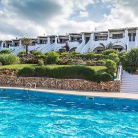 Lovely hideaway with pool and white sand beach, hotel in Arenal d'en Castell