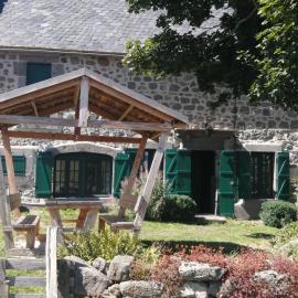 Maison Dartige, hotel in Chambon-sur-Lac
