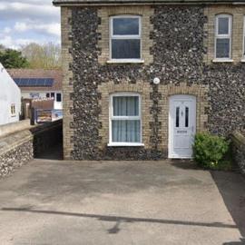 Charming 3 bedroom flint cottage: Lakenheath şehrinde bir otel