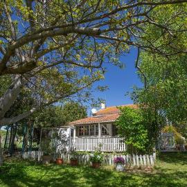 Original and quiet house near ARLES, Camargue، فندق في Fourques