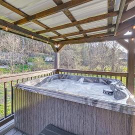 Fireside Evenings: Red River Gorge Gem w/ Hot Tub, hotel i Rogers