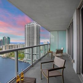 Upper Beachwalk Condo Amazing Balcony View, hotel in Hallandale Beach