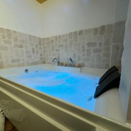 Le Plaisir Luxury Room con vasca idromassaggio, hotel in Martina Franca