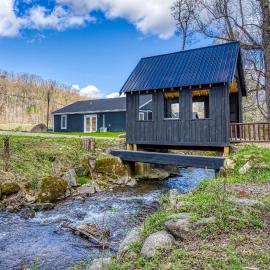 Kerri's Cottage-Pickleball Court, Creek, WIFI, Mountain Views, No Cleaning Fee, hotell i Cosby
