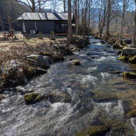 Kitt's Cottage, Pickleball Court, Creek, WIFI, Mountain Views, Starting at 79"