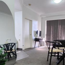 Merrylands Hidden Gem! one Bedroom Apartment, hotelli kohteessa Merrylands