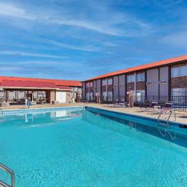 Ramada by Wyndham Bowling Green، فندق في بولينغ غرين