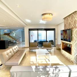 Luxury villa with private pool, hotel in Casablanca