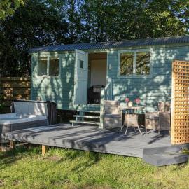 Cosy Shepherds Hut with hot tub in the Scottish Highlands, hotel in Stittenham