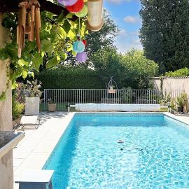 Appartement charmant proche d'Avignon avec piscine privée, hotel u gradu Le Pontet