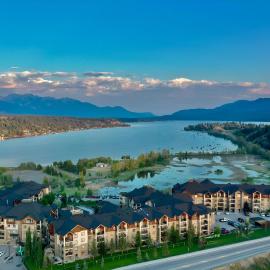 Mountain getaway condo - 5 min walk to the beach!, hotell i Invermere