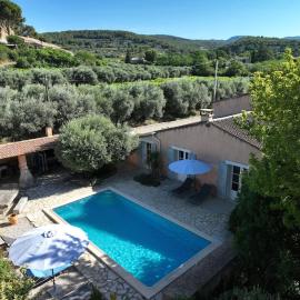 The Olive Garden - Charming Villa for 10 with pool and fast Wifi, hotel v mestu Caromb