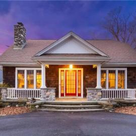 Middletown Bungalow w/Hot Tub and Private Yard - RIBryan Properties, готель у місті Мідлтаун