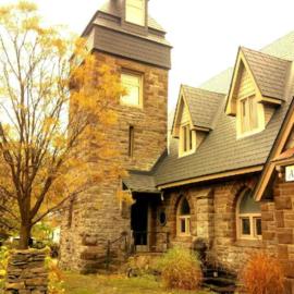 Historic Gothic Stone Church Home and Studio Loft, hotel u gradu Pert