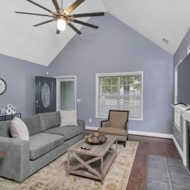 Spacious 4BR with Loft Bedroom, hotel in Columbia