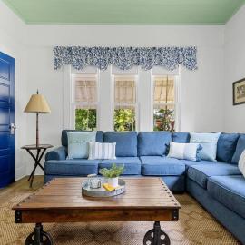 Urban Farmhouse-Sleeps 8, hotel in West Columbia
