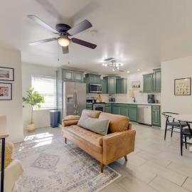 Stylish 1 BR Apt Mins to ZOO USC Ft Jackson, Hotel in Columbia