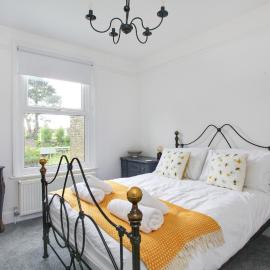 Sea Salt Cottage - Mins to beach & shops Dog Friendly, hotel en Deal