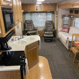 Benzonia में, होटल Betsie -35Ft RV Camper in Woods -Firepit & Hot Tub