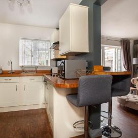 Three Bedroom House, Driveway, Bracknell Centre, hotel din Bracknell