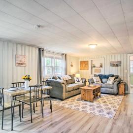 Coastal Comfort Near the Bay! 'Buttermilk Cottage', hotell sihtkohas Wareham