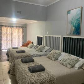 Victoria Oaks Beaufort West Guesthouse، فندق في بوفورت ويست