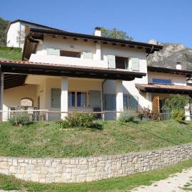 Villetta 56 Blu Yellow and Red Lake view Garden Private Parking by Garda Domus Mea, hotel in Tremosine Sul Garda