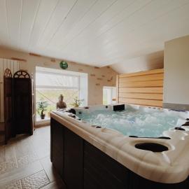 Domaine de Saint Florent - Piscine & Spa、Prisse-la-Charriereのホテル