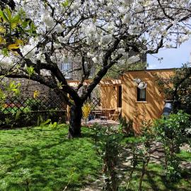 La maisonnette sous le cerisier, hotel a Bergonne