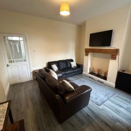 3 Bedroom Home From Home, Crewe, Hotel in Crewe