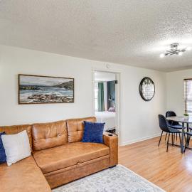 Jefferson City Bungalow: Hot Tub & Patio!, hotel u gradu Džeferson Siti