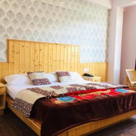 HOTEL CORNER RETREAT 2min walking from Mall Road, hotel in Manāli