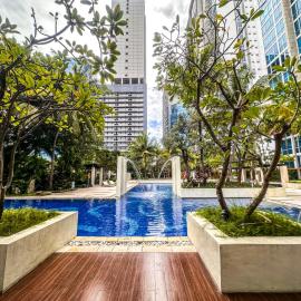 Exquisite 3BR Surabaya Apartment at Via Tower Ciputra World by Le Ciel Hospitality، فندق في سورابايا