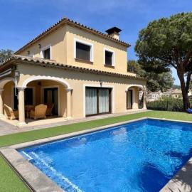 Calonge में, होटल Casa Judibar con zona de barbacoa y piscina