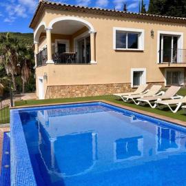 Casa Mas Ambros con piscina desbordante
