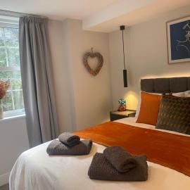 Rock Mill - Luxury 1 Bedroom Apartment 14 with Private Balcony, hotel sa Stoney Middleton