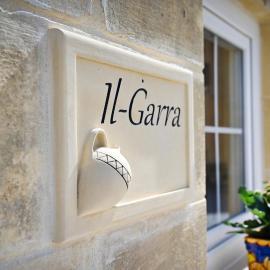 Ġarra Farmhouse with Heated Pool