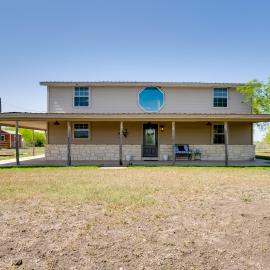 Pet-Friendly Cabin on 3 Acres: 7 Mi to Uvalde!, hotel en Uvalde