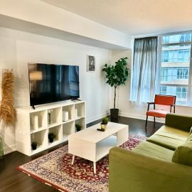 Lush Condo By CNTower - Free Parking, hotel em Toronto