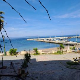 Sea View Apartment، فندق في نيا فوكيا