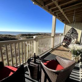 New! Oceanfront Sunrise Retreat- Breathtaking View, hotel in Myrtle Beach